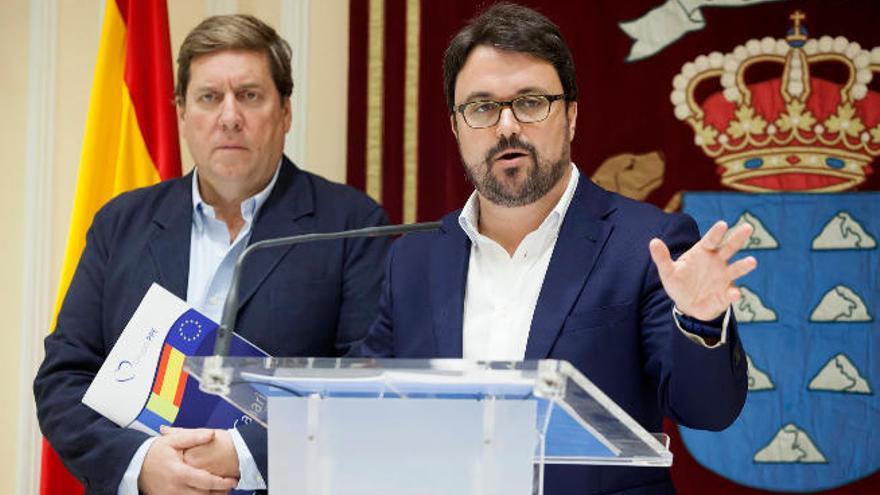 Asier Antona, en primer término, y Gabriel Mato, ayer durante la rueda de prensa que ofrecieron en Tenerife.