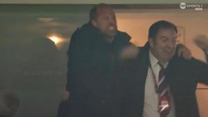 El Príncipa Guillermo abraza a Vidagany tras un gol del Aston Villa
