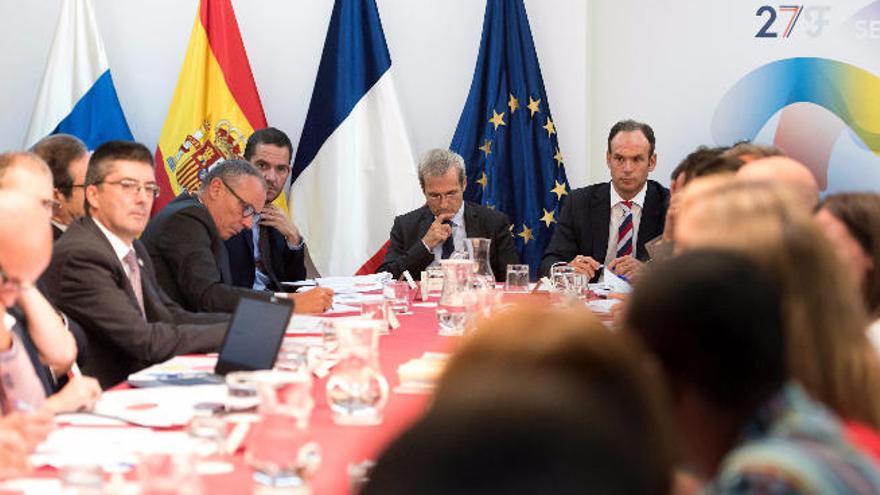 El embajador francés, Yves Saint-Geours, durante el Foro estratégico Canarias-Francia sobre política lingüística y cooperación educativa.