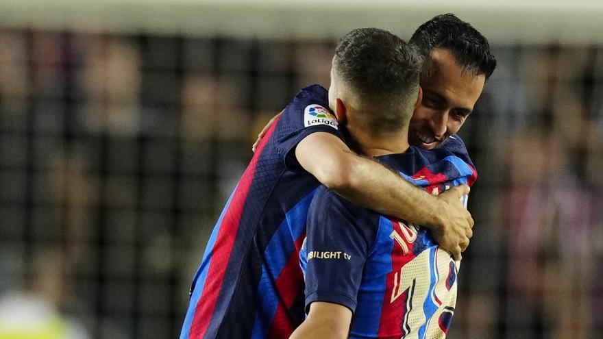 Busquets y Jordi Alba se abrazan en su último partido con el FC Barcelona.