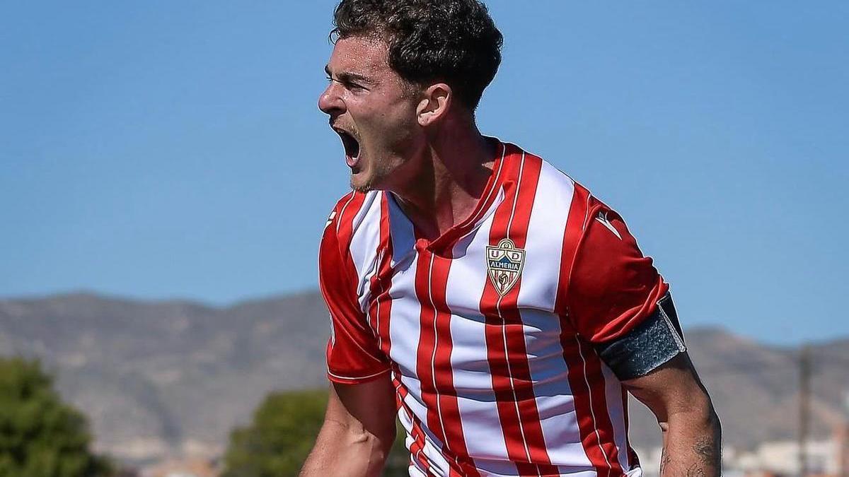 Iker Burgos celebrando un gol con el Almería B.