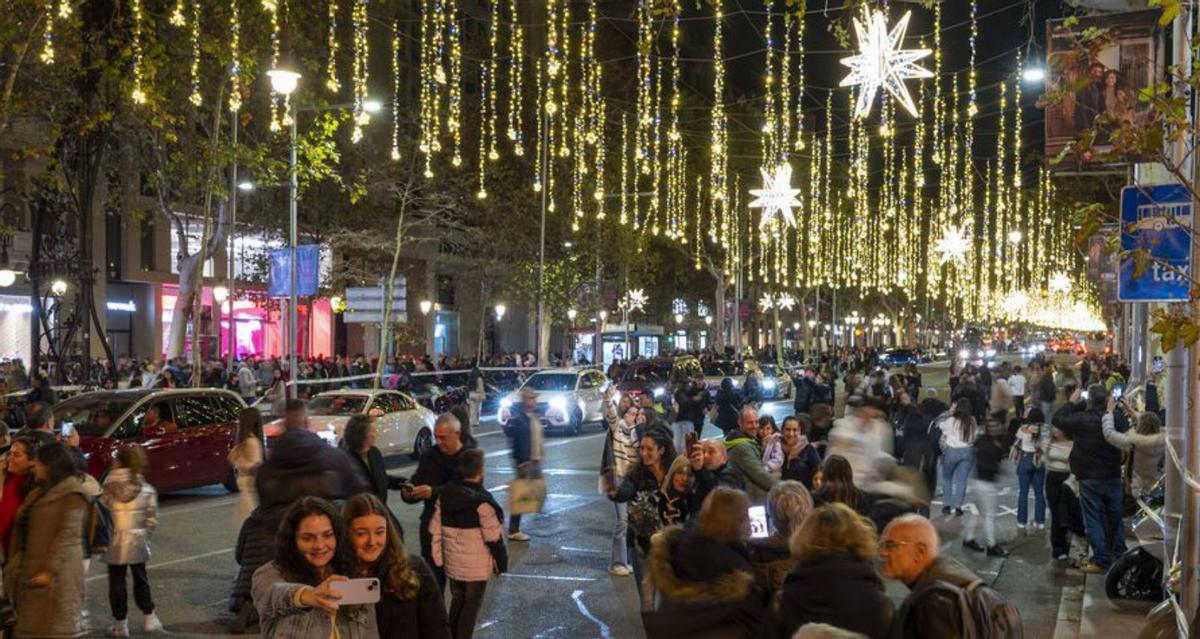 Els ‘selfies’ inunden el passeig de Gràcia