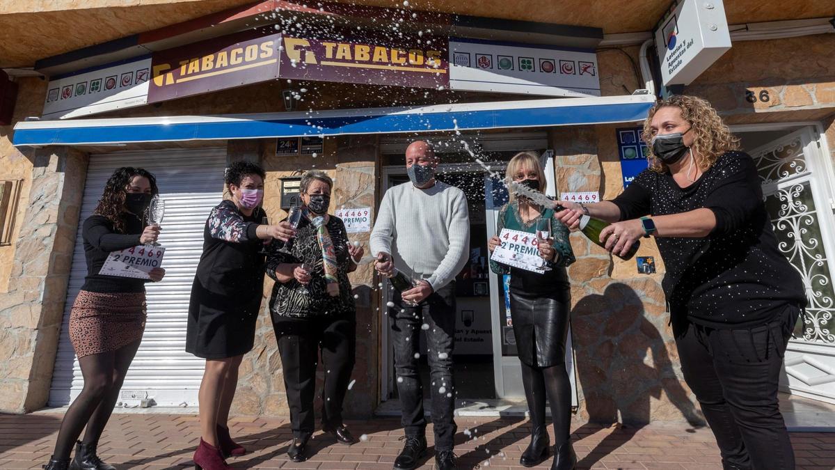 Los hermanos Garnés celebran el segundo premio de El Niño vendido en su estanco de Sangonera La Seca.