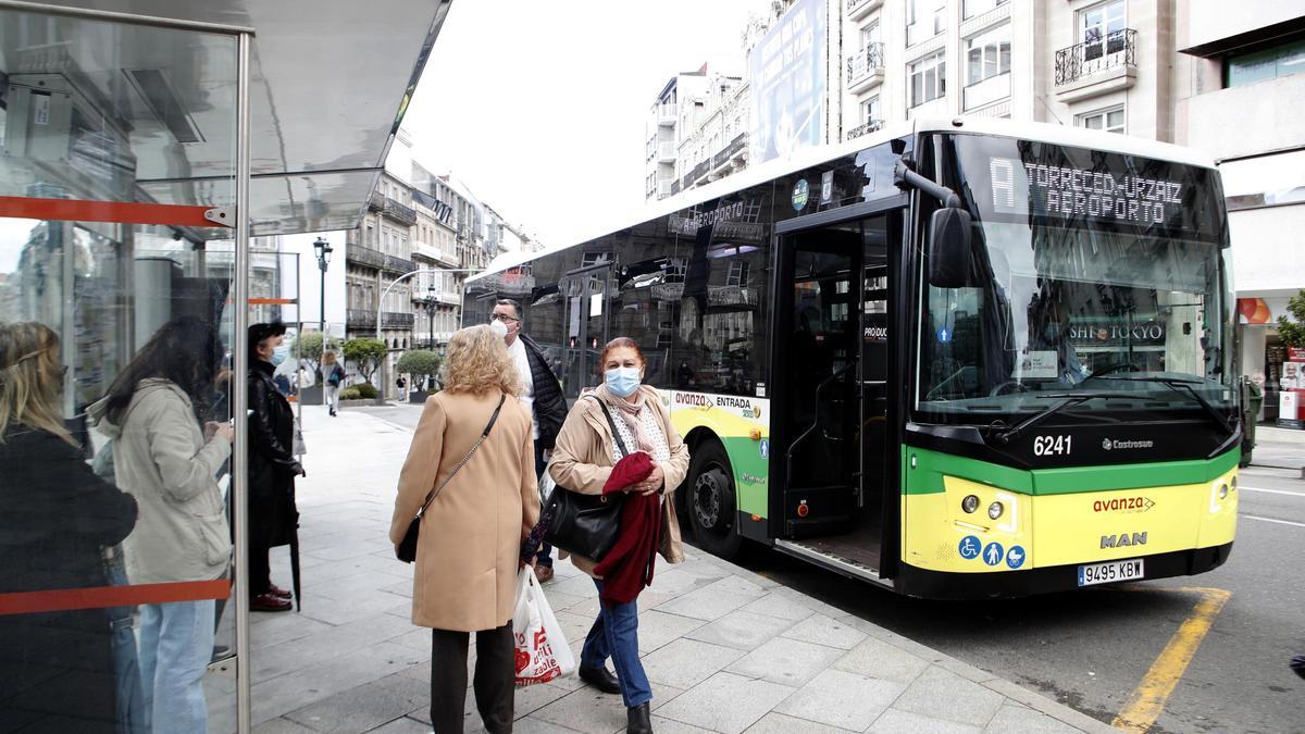 Un bus de la línea A de Vitrasa hacia el aeropuerto en una imagen de archivo