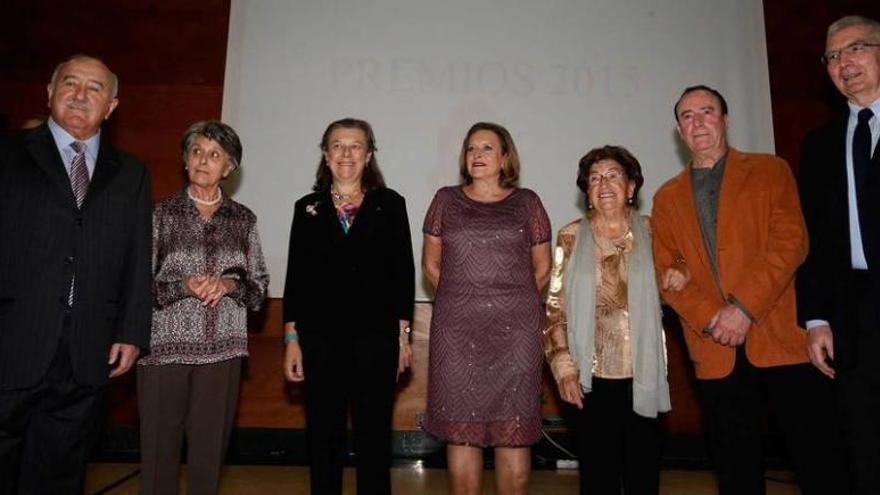 Por la izquierda, Eduardo Fernández (hijo de Eduardo Fernández Guerra), María Luisa Iglesias, Dolores Granda (hija de Nicolás Granda), María Jesús Rodríguez Dintén, Mari Maestro, Ramón Rodríguez y Ramón Gago, ayer, en el Palacio de Ferrera.