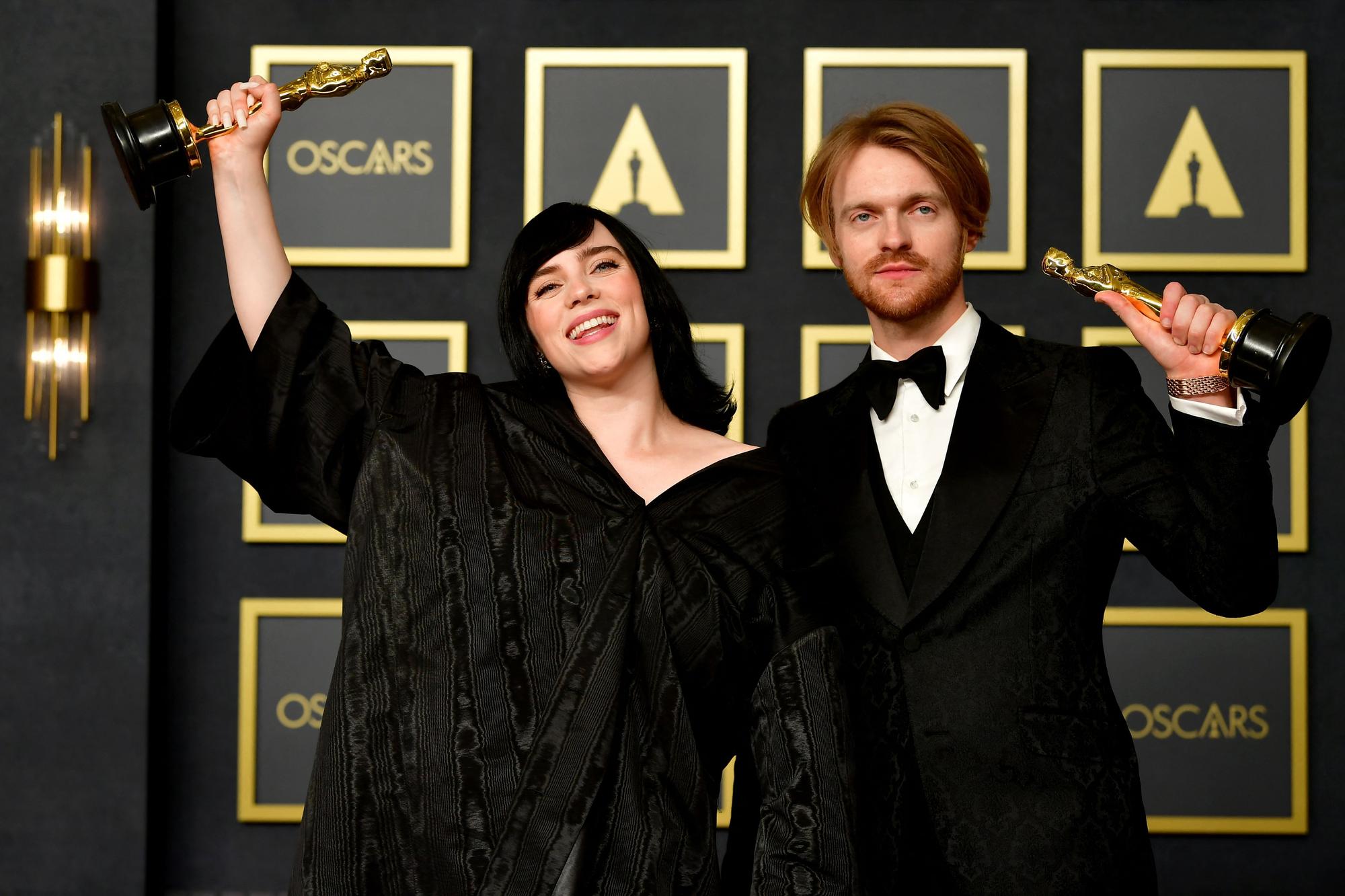 Billie Eilish y Finneas O'Connell, con su estatuilla.