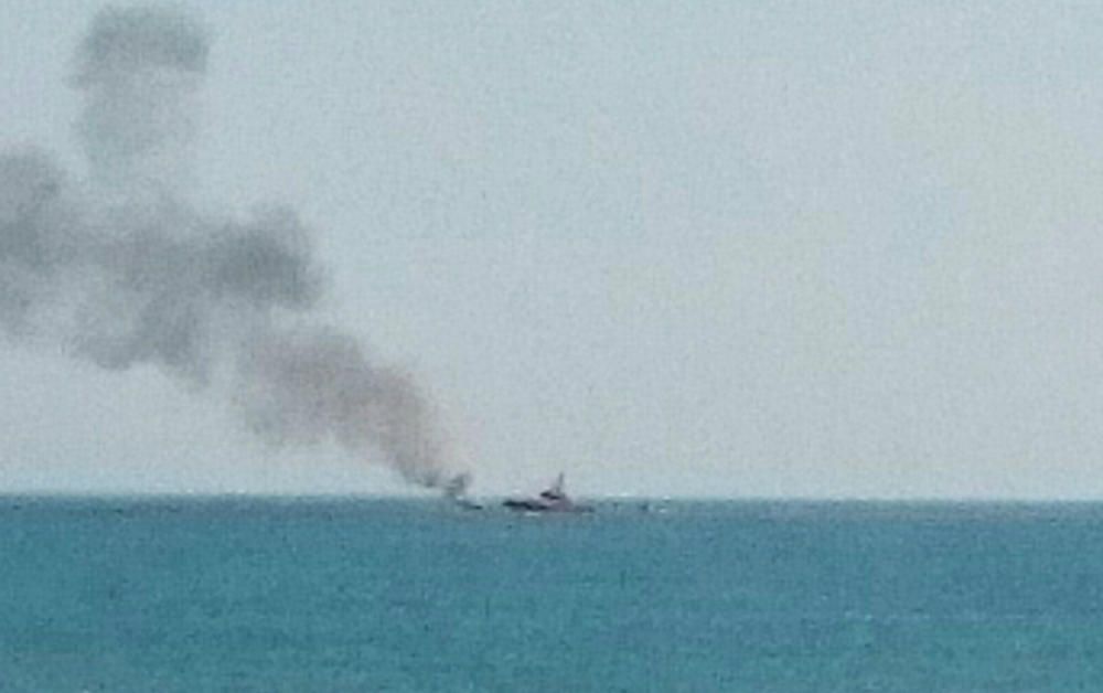 Un barco arde y se hunde frente a la playa del Perelló