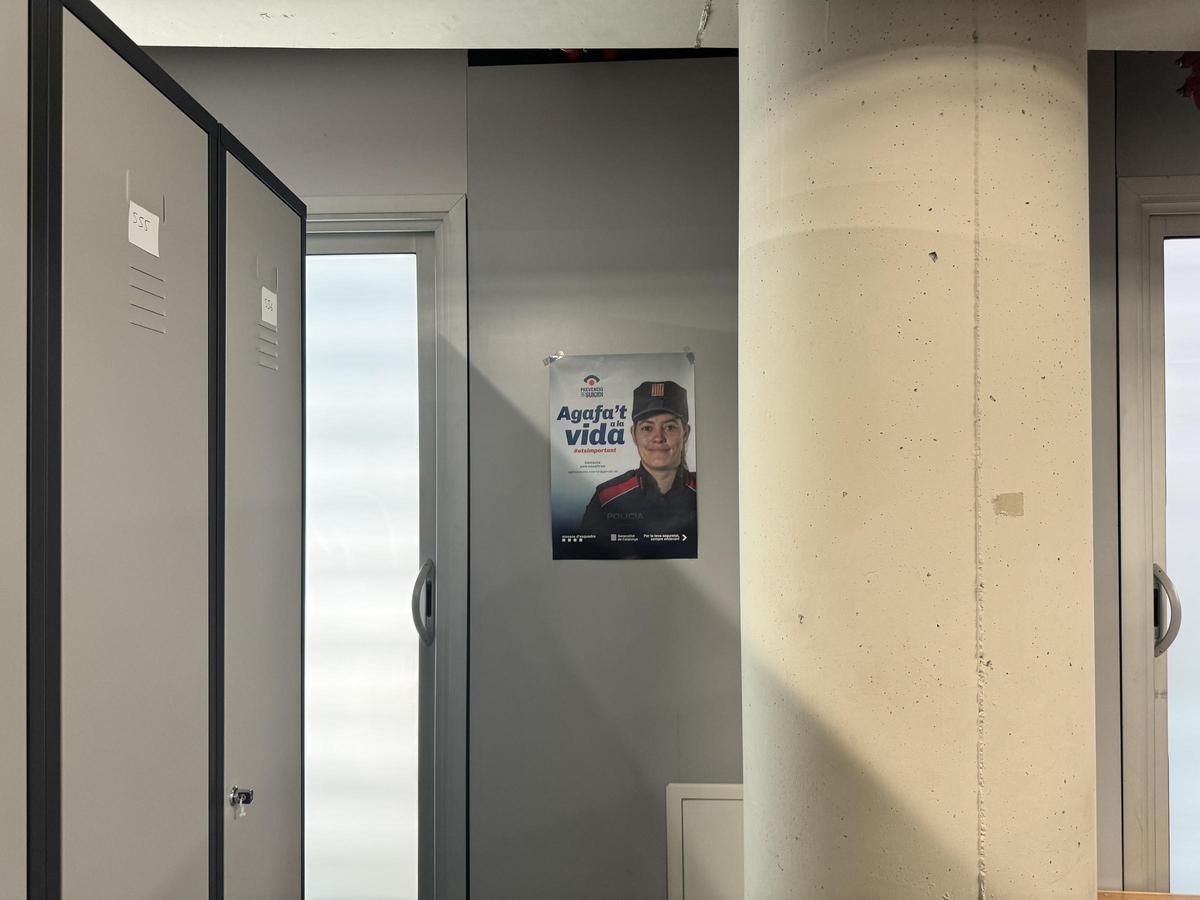 Uno de los carteles de la campaña para prevención del suicidio de los Mossos en un vestuario policial
