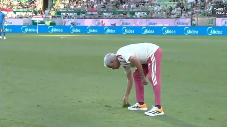 La escena más surrealista de Mourinho: ¡se pone a arreglar el césped!