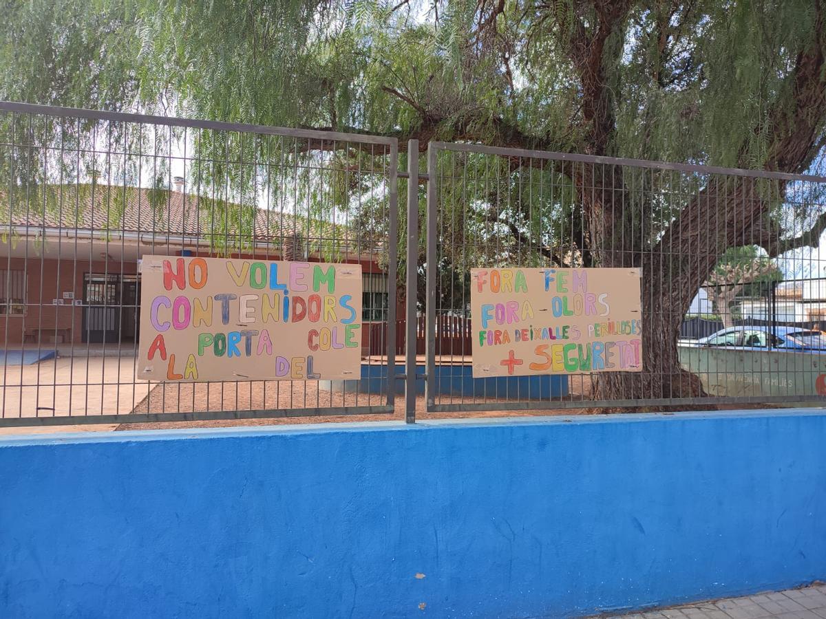 Pancartas de protesta en el Jaume I de Nules.
