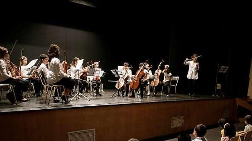 Concierto de los alumnos del Conservatorio a los escolares del Versalles.