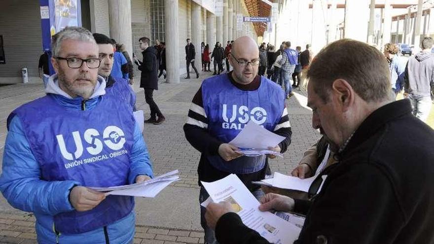 Representantes de USO entregan los panfletos. // Bernabé/Javier Lalín