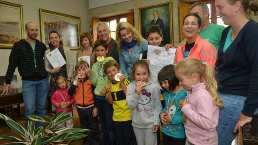 Sobral, Caldas, los organizadores y pequeños participantes, ayer en el Concello.  // Gustavo Santos