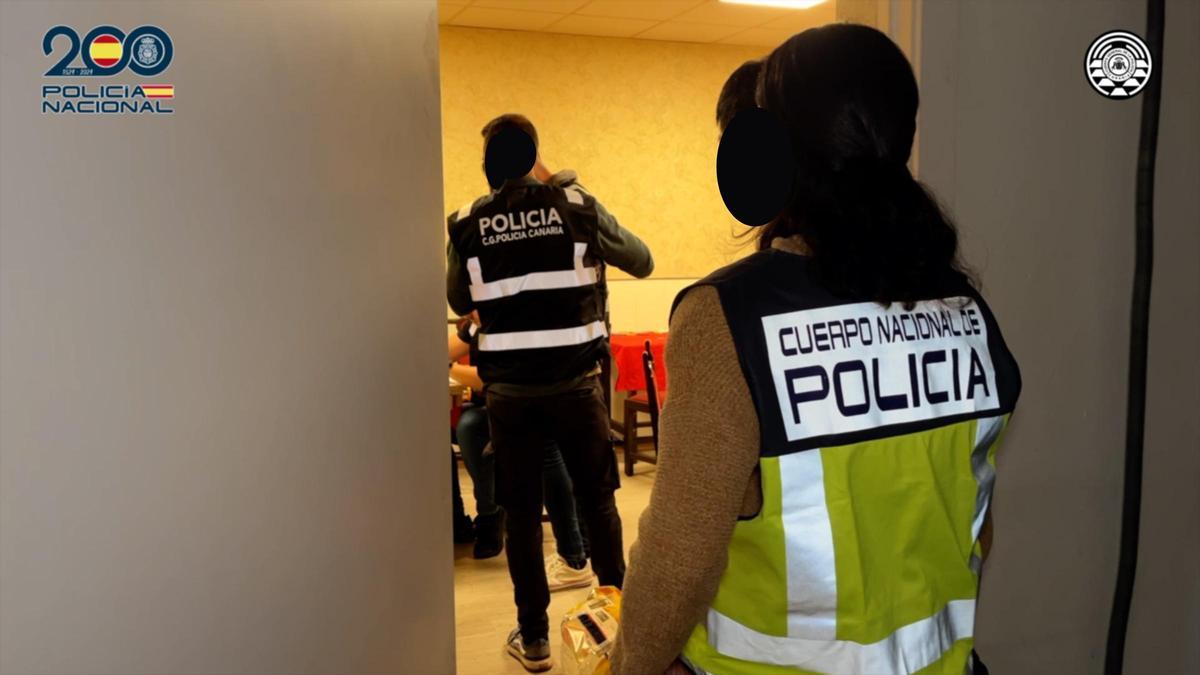 Agentes acceden al sótano del restaurante donde operaba el casino ilegal, entre mesas de juego y restos de escombros
