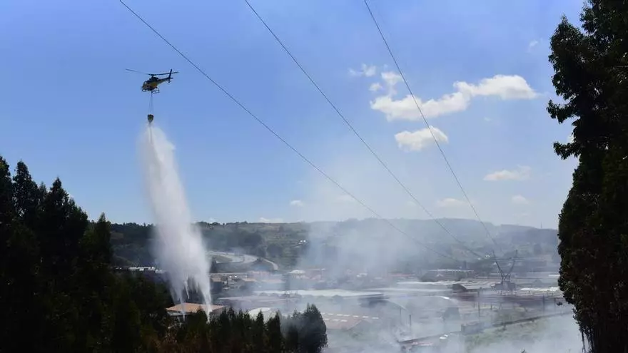 Un incendio en As Rañas, el segundo en una semana, moviliza a los bomberos de A Coruña
