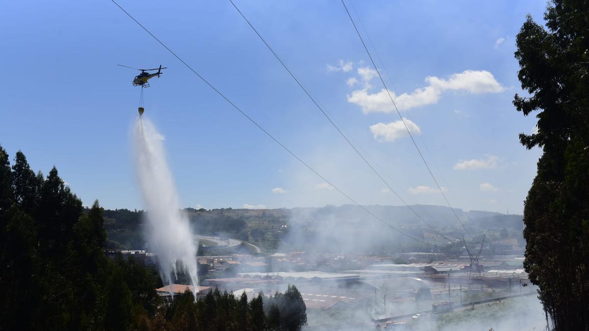 Un incendio en As Rañas, el segundo en una semana, moviliza a los bomberos de A Coruña