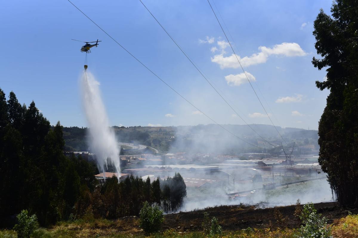 Los bomberos sofocan un incendio en As Rañas