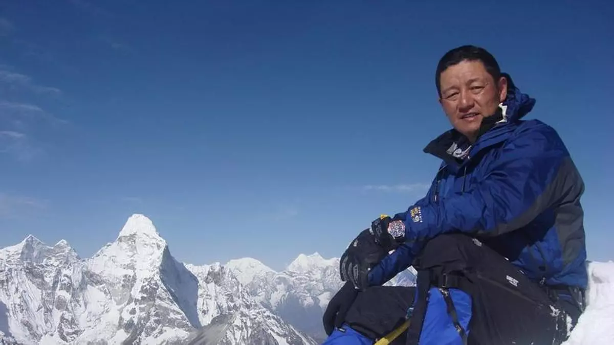 Jamling Tenzing Norgay, hijo del primer sherpa que ascendió al Everest: "La montaña es sagrada, hay que ascenderla con respeto y sin arrogancia"