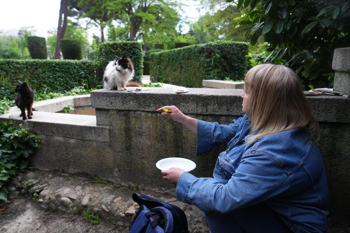 2026/05/05.Foto Xavier Amado. Parque del Retiro, colonia de gatos  Mercedes Agar y Estrella cuidadoras de gatos
