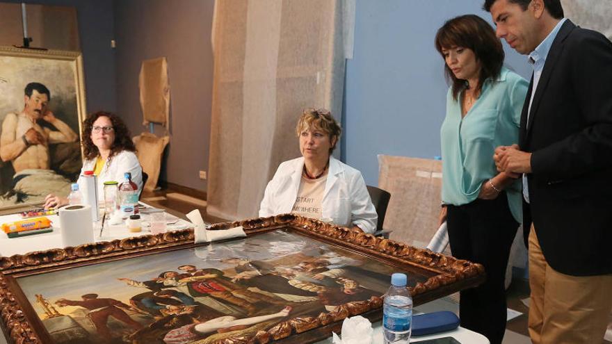 El presidente de la Diputación, Carlos Mazón, y la vicepresidenta Julia Parra, ayer, observando la restauración de una de las obras del Mubag.