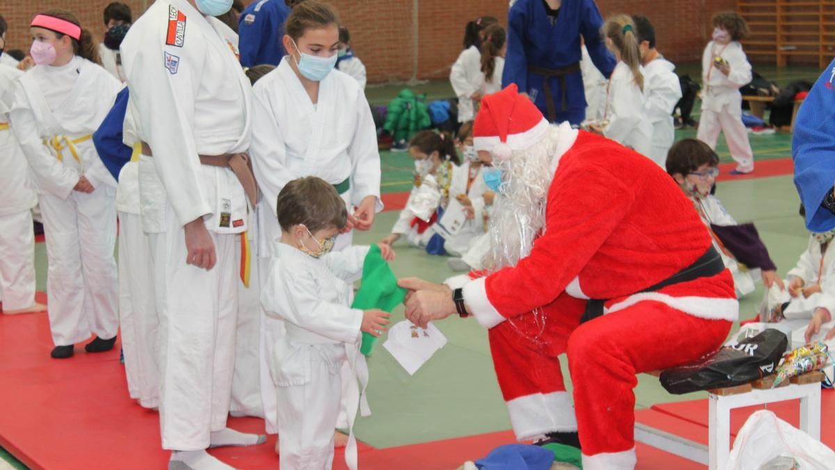 Papá Noel, con los pequeños judocas