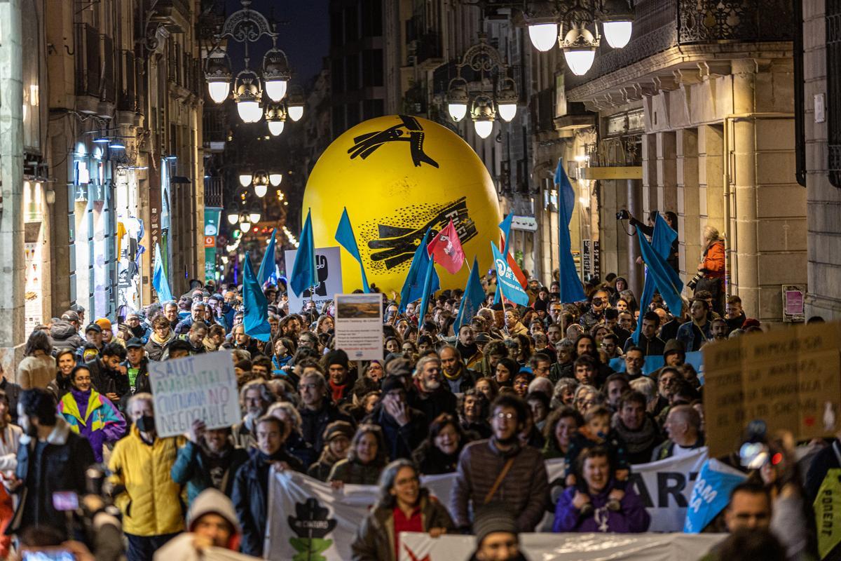 La manifestación contra el Hard Rock, la ampliación del aeropuerto y el Cuarto Cinturón corta el centro de Barcelona