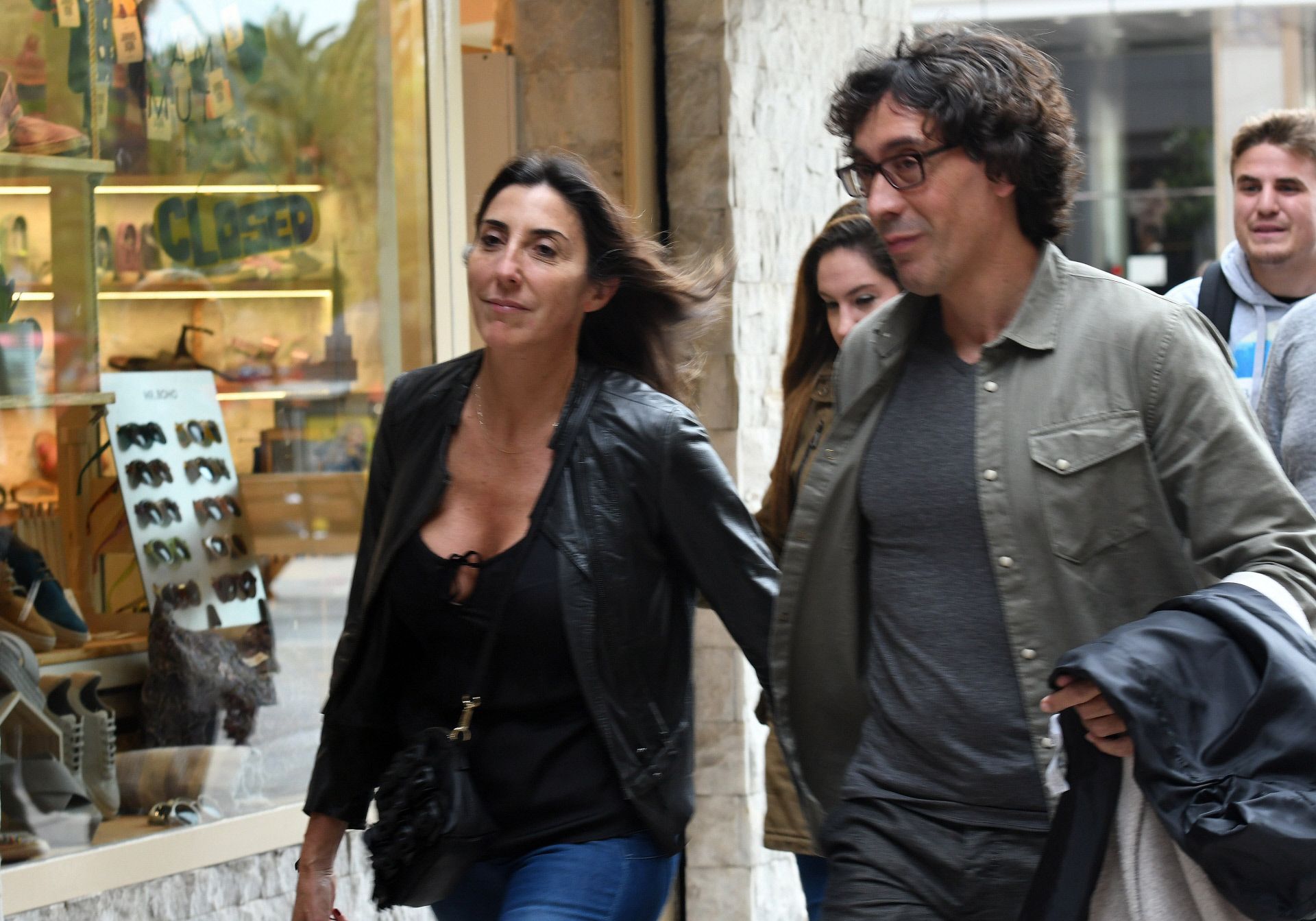 Paz Padilla y Antonio Juan Vidal por las calles de Málaga