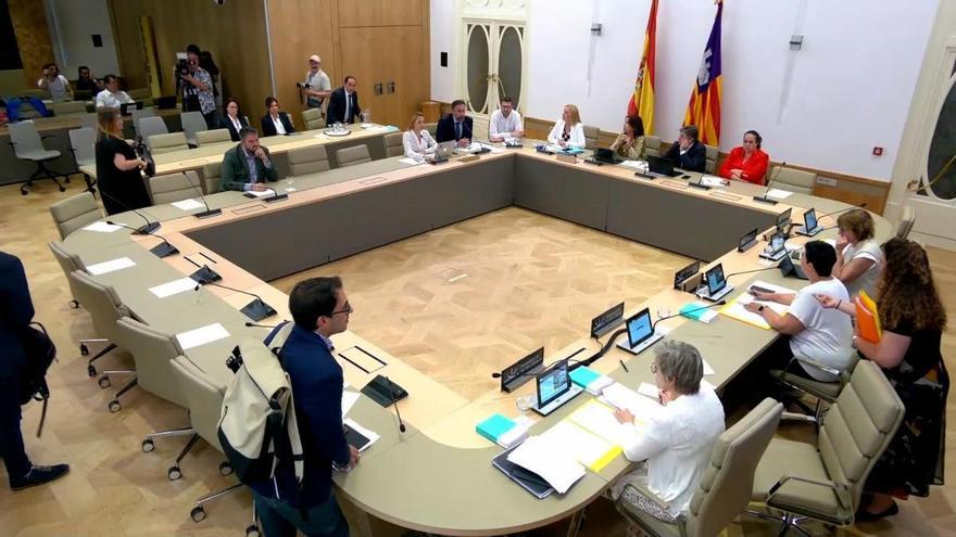 El PSOE abandona la comisión del caso Koldo en Baleares entre insultos y lloros: &quot;Es usted un cobarde&quot;