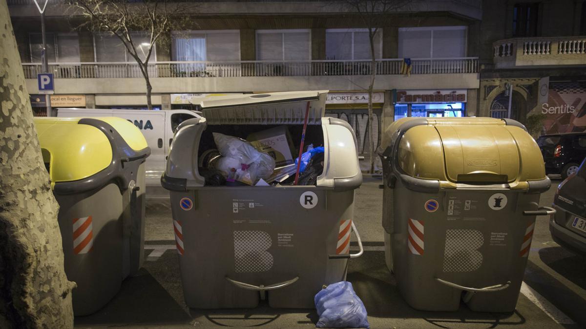 Un inditente halla con vida un bebé en un contenedor en Ourense