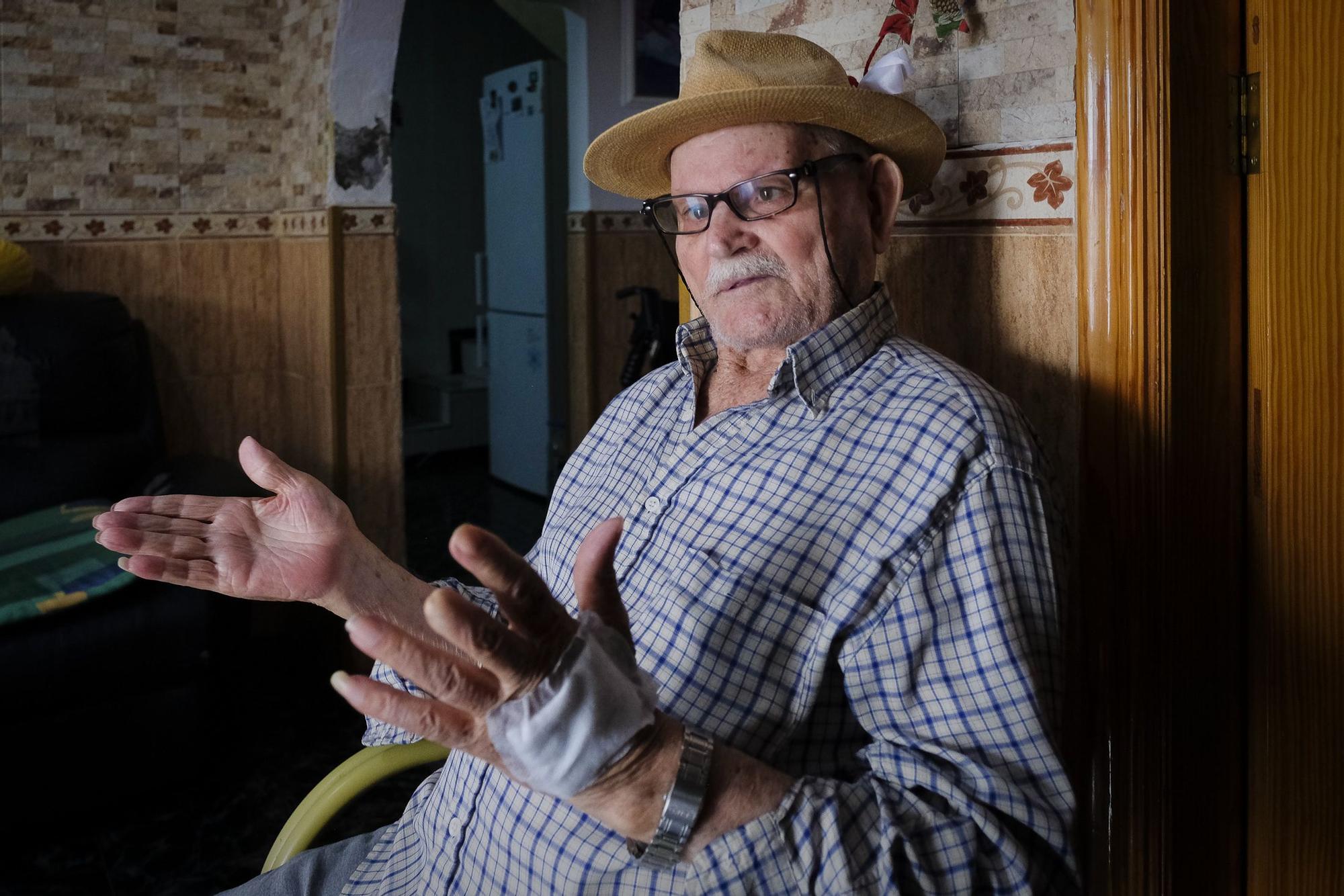 Antonio Medina Santana &#039;El Piquino&#039; en su casa de Arguineguín.