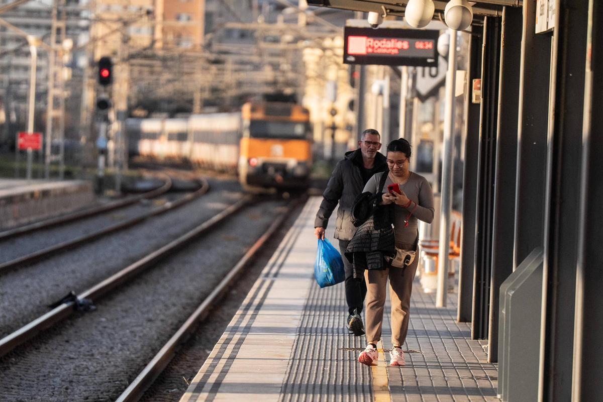Dos pasajeros en la estación de Badalona de Rodalies.
