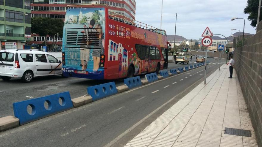 Calentamiento en la guagua turística junto a la Base Naval