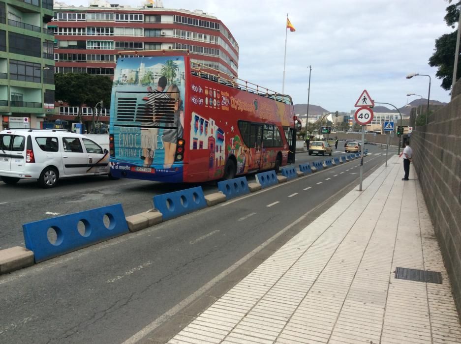 Calentamiento en la guagua turística junto a la Base Naval