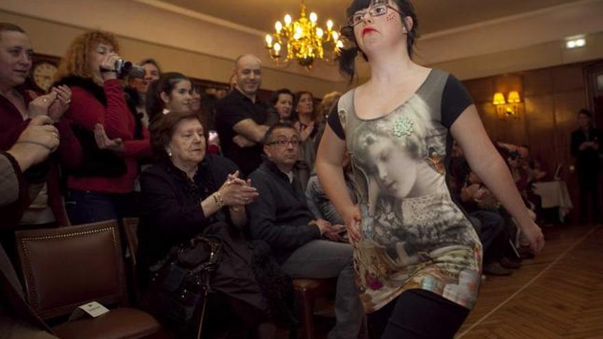 Una de las participantes, ayer, durante el desfile de moda en un salón del Real Club de Tenis.