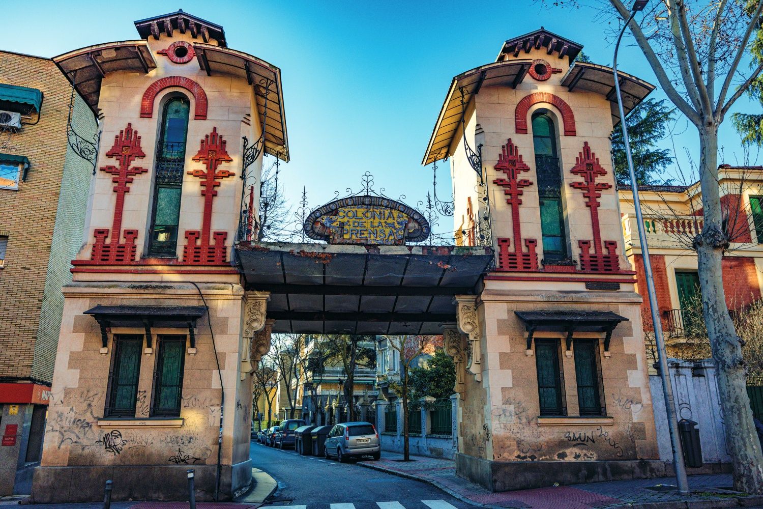 Puerta modernista de la Colonia de la Prensa.