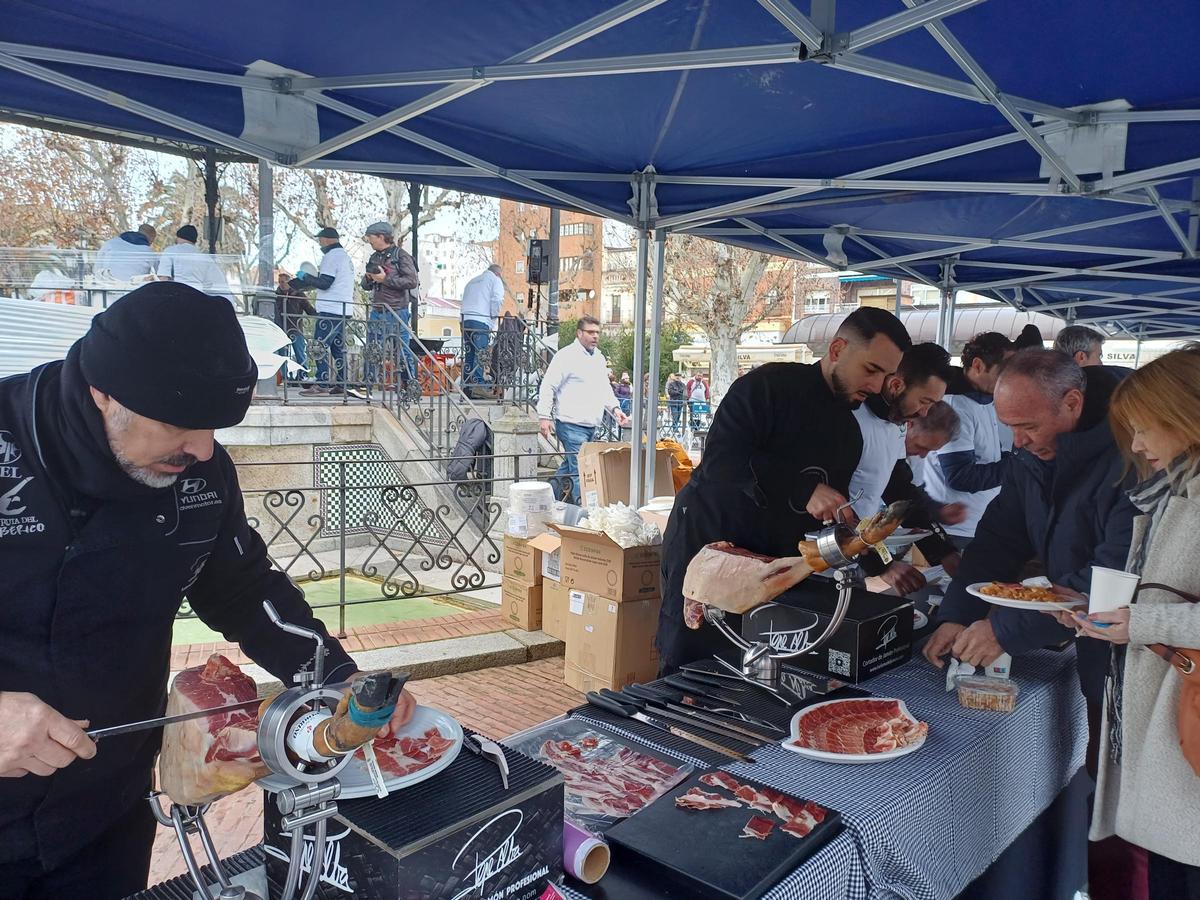 El Paseo de San Francisco de Badajoz acoge la XIII edición de las Migas Solidarias.