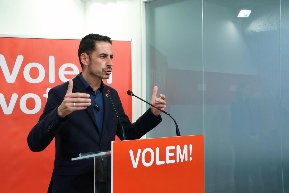 El líder del PSPV en la provincia de Valencia, Carlos Fernández Bielsa, presenta el programa del congreso.