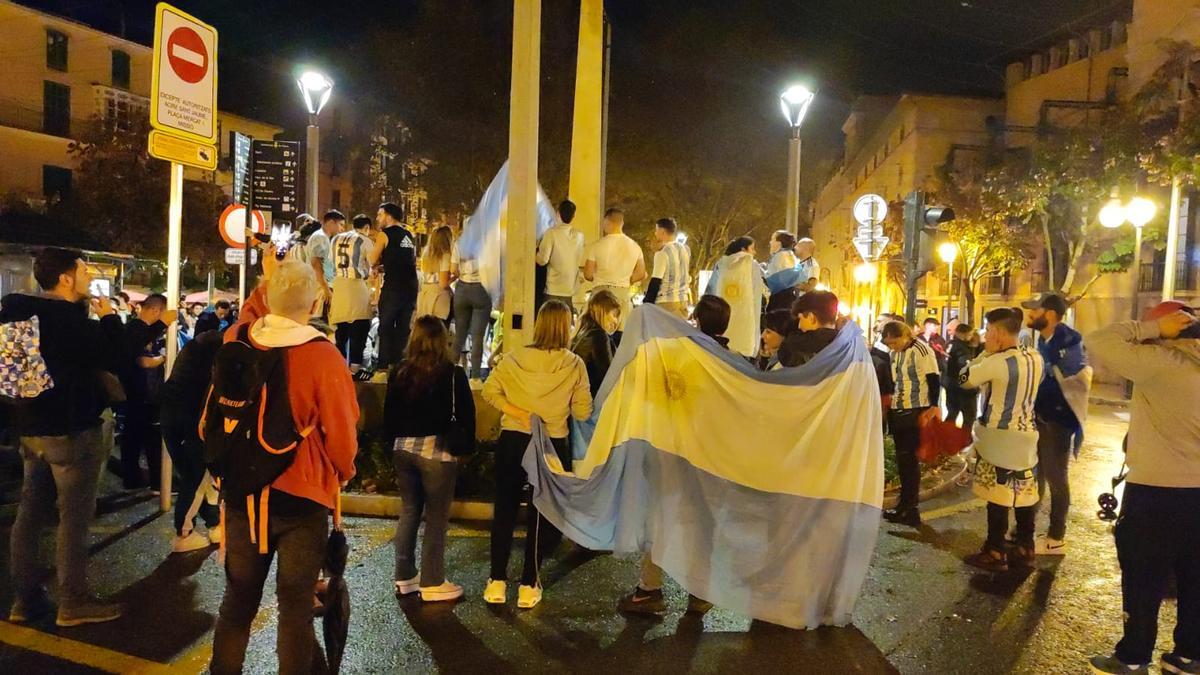 La colonia argentina en Mallorca celebró el triunfo de su selección en la Plaza de las Tortugas