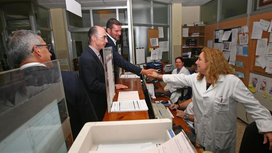 Imagen de archivo del conselleiro de Sanidade, en mayo de 2015, visitando el actual centro de salud. // Bernabé / Cris M.V.