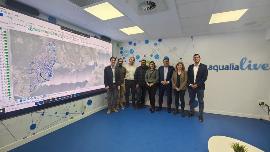 Alfredo García, Víctor Rodríguez, David Soneira, Daniel Costas, Leticia Santos, Javier García, Dolores Chapela y Sebastián Blanco, ayer en el Centro de Control de Operaciones de la concesionaria.