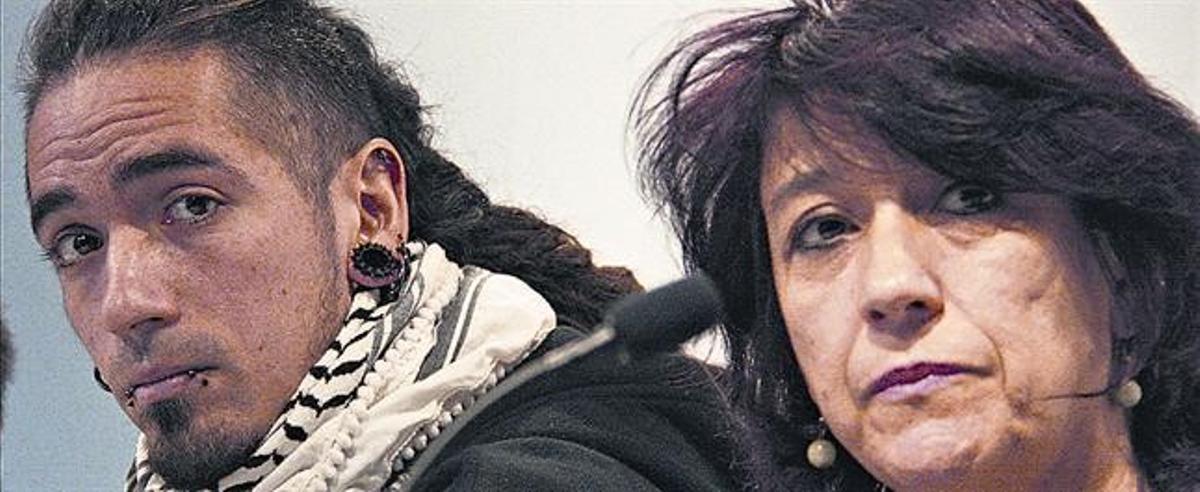 Rodrigo Lanza, el principal condemnat pel ’cas 4-F’, amb la seva mare en una roda de premsa, el dia 23.