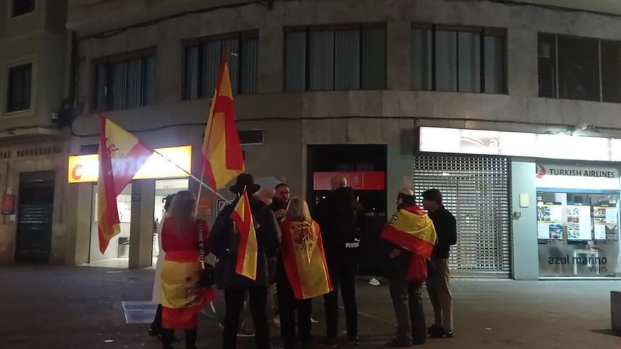 La bronca de un concejal del PP a los manifestantes contra la amnistía: “¡Estáis jodiendo a los vecinos!”