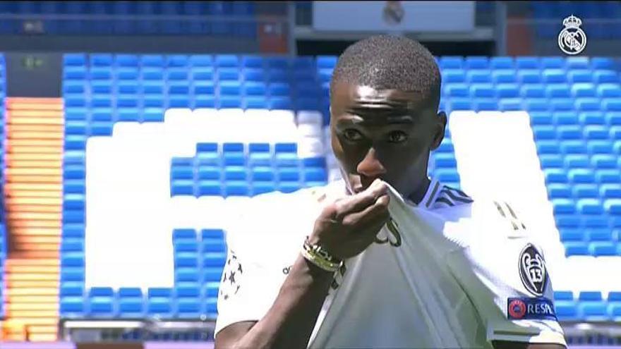 Mendy ya posa con la camiseta del Real Madrid