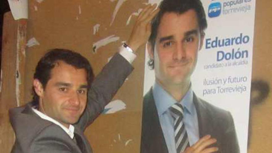 A la izquerda Eduardo Dolón (PP), a la derecha, Ángel Sáez (PSOE). Arriba el candidato de IU, José Manuel Martínez y abajo José Manuel Dolón de IU, durante la pegada de cartelea anoche.