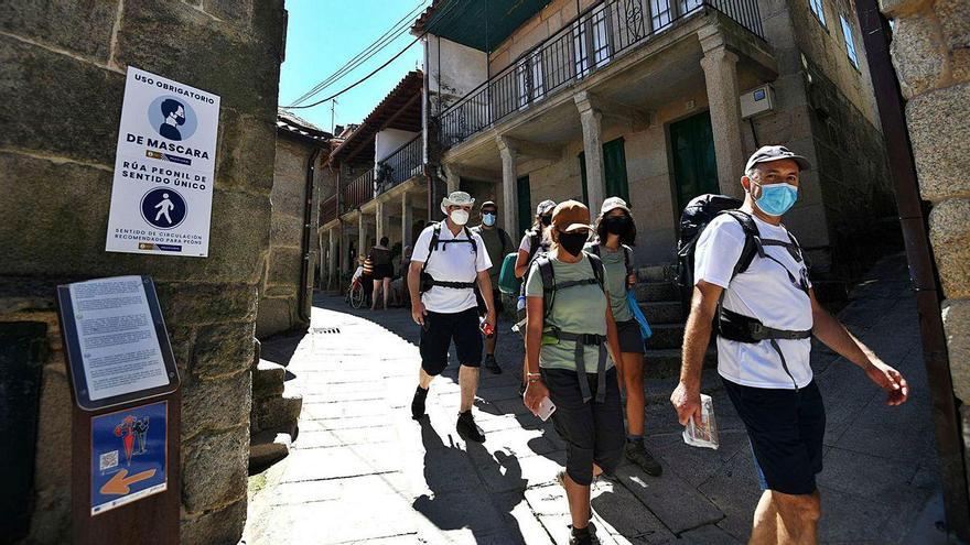 Señalización sobre las medidas se seguridad anti Covid en el casco histórico de Combarro.