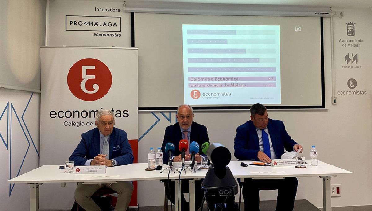 Antonio Pedraza, Manuel Méndez de Castro y Fernando del Alcázar, en la presentación del Barómetro, en el Colegio de Economistas de Málaga.