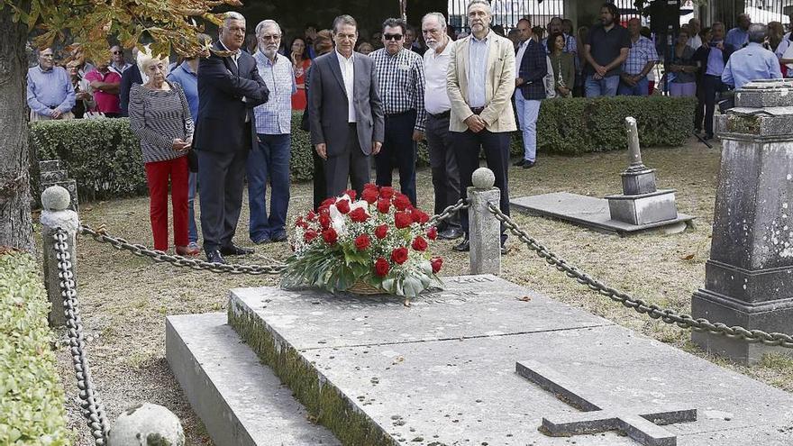 Caballero y familiares de las víctimas, tras la ofrenda floral en el cementerio de Pereiró. // Ricardo Grobas