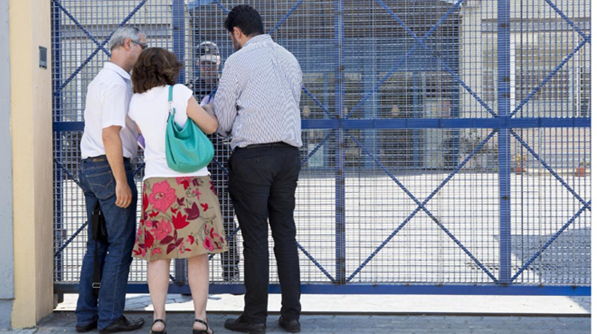 Els tres inspectors de lajuntament que no han pogut entrar aquest dilluns al CIE esperen a la porta