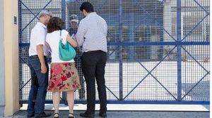 Els tres inspectors de l’ajuntament que no han pogut entrar aquest dilluns al CIE esperen a la porta.