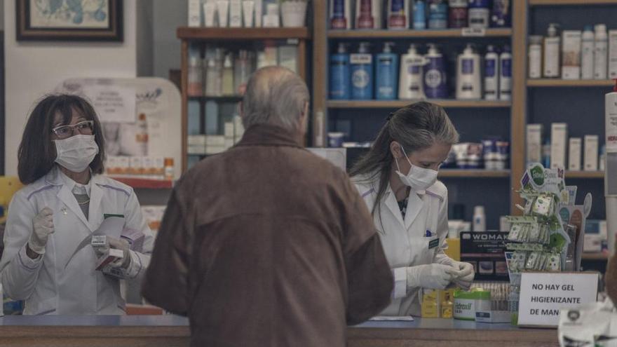 Un hombre en el interior de una farmacia de Zamora durante el confinamiento en una imagen de archivo.